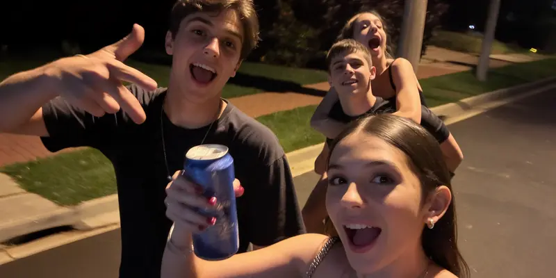 Amigos gritando y riéndose en un selfi en la calle, de noche